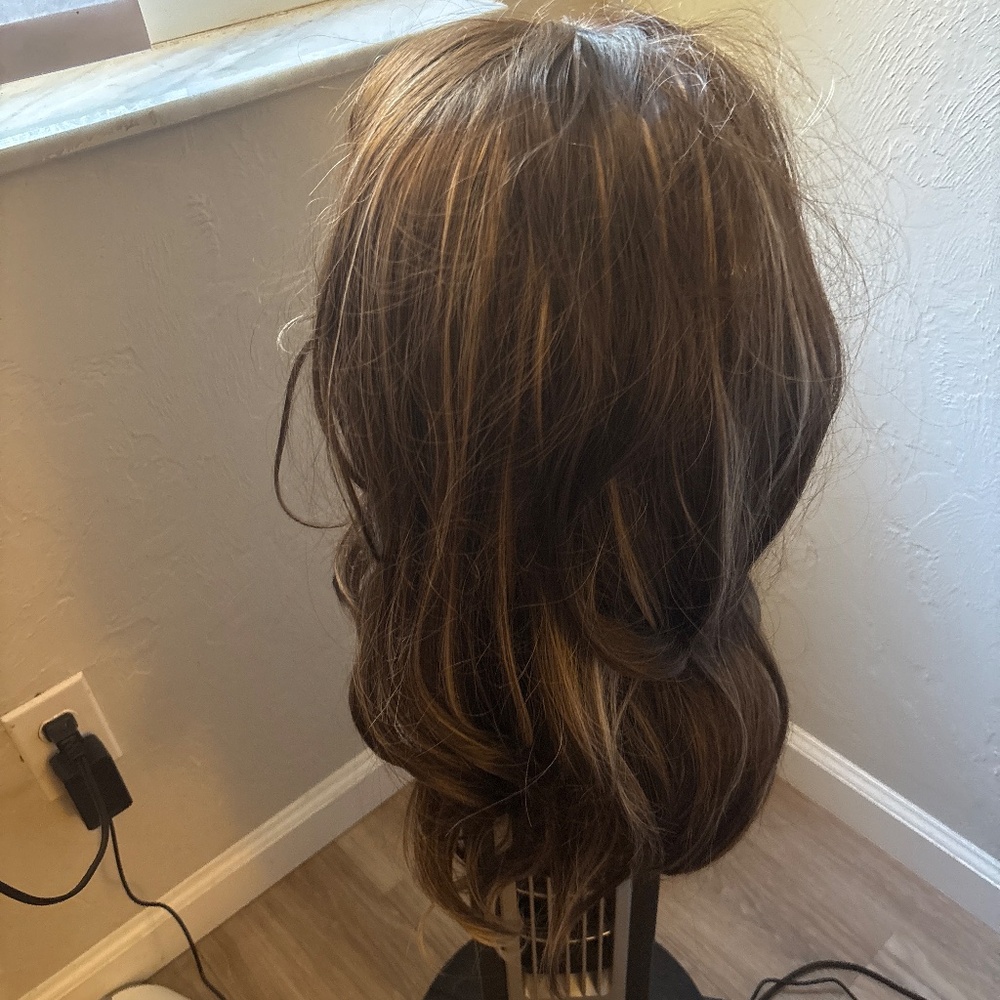 (2) Two 22”  Wig Style: Synthetic Lace Front Wig, Glueless Wig, 13x4 Lace Front - Picture 6 of 10